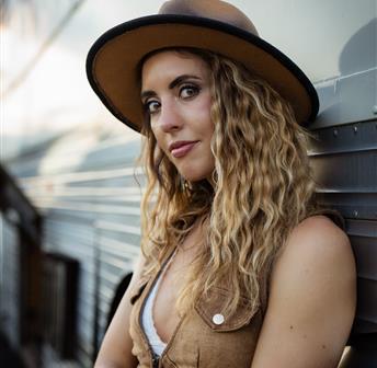 LIVE MUSIC | Erica Daniels 