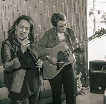 LIVE MUSIC | MC & The Mystyx Band